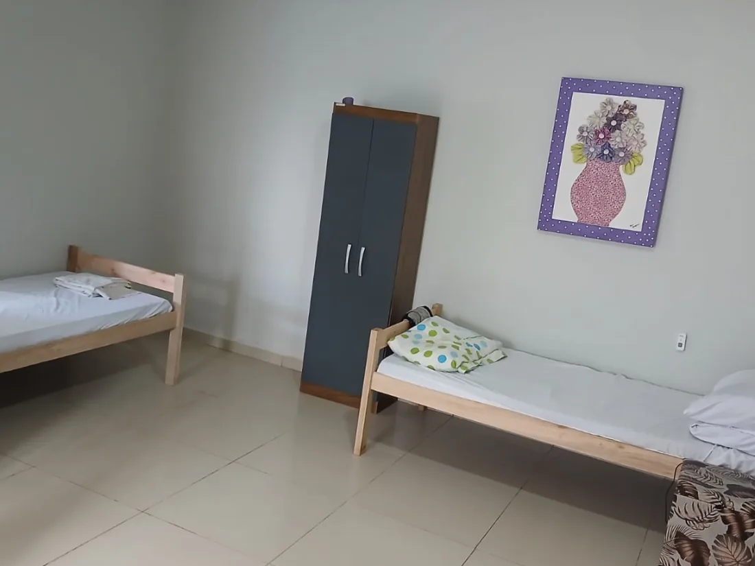 Dormitório: Ambiente residencial de repouso.